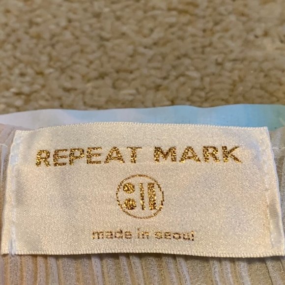 Repeat Mark Marbled Look Cropped Pleated Top - Picture 8 of 12